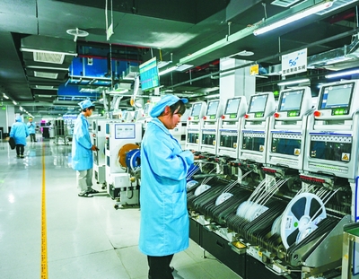 弘鑫云创通过自主研发的工业互联网平台对设备